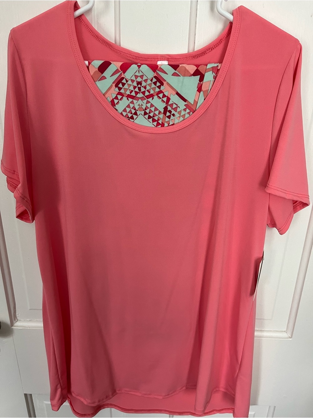 LuLaRoe Coral Short Sleeve Scoop Neck Top & multicolor leggings